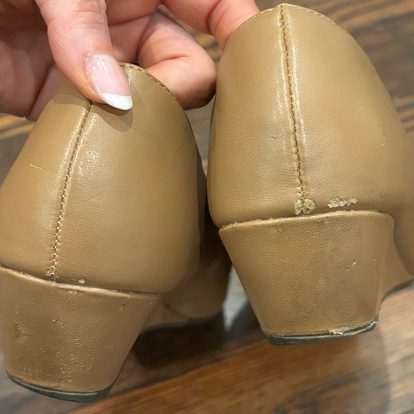 Adrienne Vittadini AV Palmer Wedge Low Heel Pump Faux Camel Leather Sz 8 - Picture 7 of 8